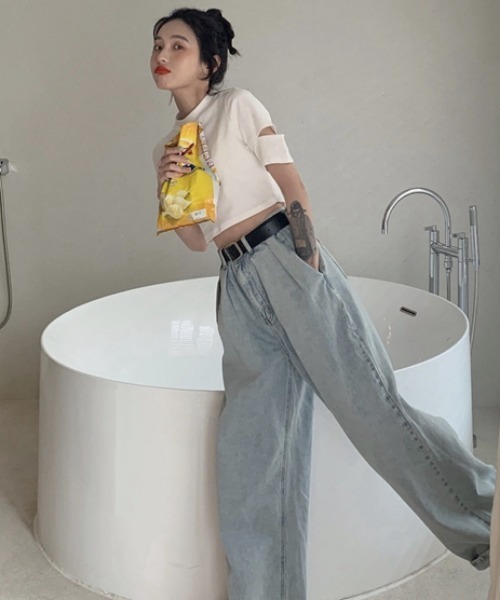 MANGROVE（マングローブ）の「クロップド丈オフネックカットアウトTシャツ（Tシャツ/カットソー・レディース・ホワイト/ブラック/グリーン/ブルー/ピンク・FREE）」の15枚目の写真