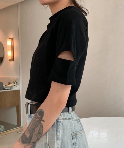 MANGROVE（マングローブ）の「クロップド丈オフネックカットアウトTシャツ（Tシャツ/カットソー・レディース・ホワイト/ブラック/グリーン/ブルー/ピンク・FREE）」の6枚目の写真