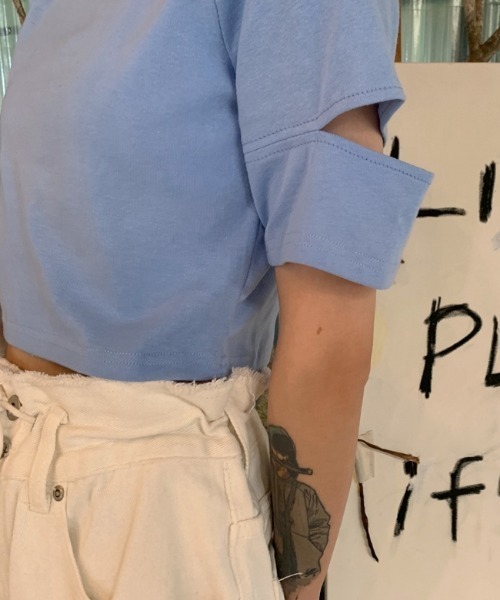 MANGROVE（マングローブ）の「クロップド丈オフネックカットアウトTシャツ（Tシャツ/カットソー・レディース・ホワイト/ブラック/グリーン/ブルー/ピンク・FREE）」の12枚目の写真