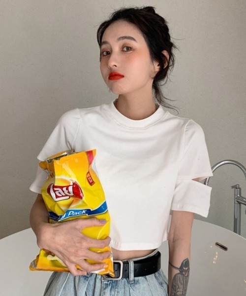 クロップド丈オフネックカットアウトTシャツ（Tシャツ