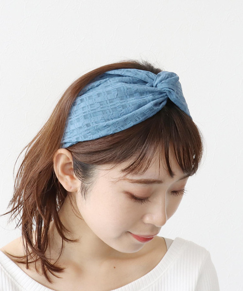 Three Four Time(スリーフォータイム)の「透かしチェッククロスターバン(ヘアバンド・レディース・カーキ/アイボリー/ブルー/ブラック・FREE)」の6枚目の写真