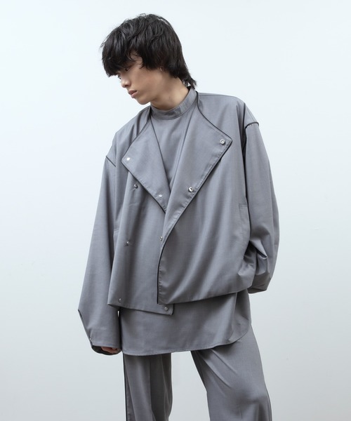 unlow(アンロー)の「パイピングノーカラーダブルジャケット(セットアップ対応)(ノーカラージャケット・メンズ・ライトグレー/ブラック・M/L)」の6枚目の写真