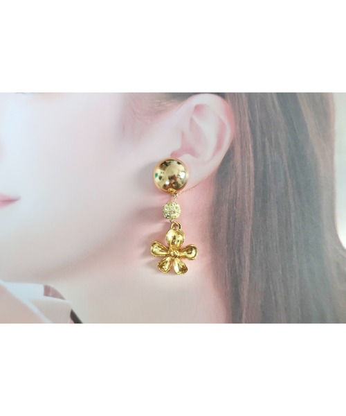 tone（トーン）の「【hazeleyes】ゴールドフラワーとビジューのイヤリング【hazeleyes-ヘーゼルアイズ】(MA)（イヤリング・レディース・ゴールド・FREE）」の3枚目の写真