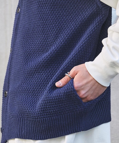Snap club（スナップクラブ）の「【Snap club】ワンポイント刺繍ニットベスト/カーディガンベスト（ベスト・メンズ・ブラック/オレンジ/ブルー/ライトグリーン/アイボリー・M/L）」の6枚目の写真