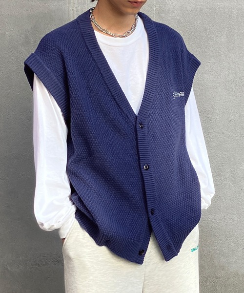 Snap club（スナップクラブ）の「【Snap club】ワンポイント刺繍ニットベスト/カーディガンベスト（ベスト・メンズ・ブラック/オレンジ/ブルー/ライトグリーン/アイボリー・M/L）」の18枚目の写真