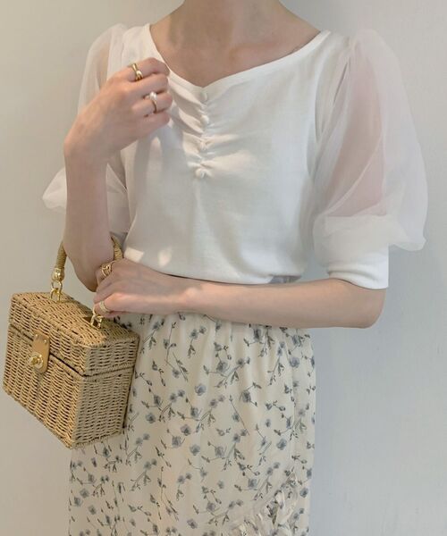 MAJESTIC LEGON（マジェスティックレゴン）の「ボリュームスリーブギャザートップス（Tシャツ/カットソー・レディース・ブラック/ブラウン/オフホワイト/ブルー・MEDIUM）」の6枚目の写真