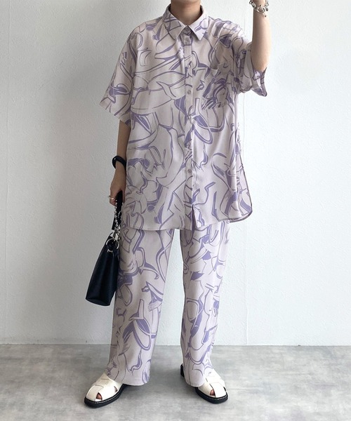 w closet(ダブルクローゼット)の「【セットアップ対応】プリント総柄ビッグシャツ(シャツ/ブラウス・レディース・ブラック/スモークピンク・FREE)」の5枚目の写真