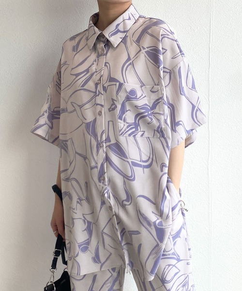 w closet(ダブルクローゼット)の「【セットアップ対応】プリント総柄ビッグシャツ(シャツ/ブラウス・レディース・ブラック/スモークピンク・FREE)」の6枚目の写真