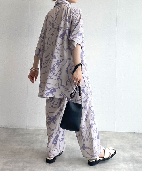 w closet(ダブルクローゼット)の「【セットアップ対応】プリント総柄ビッグシャツ(シャツ/ブラウス・レディース・ブラック/スモークピンク・FREE)」の8枚目の写真