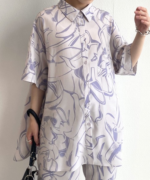 w closet(ダブルクローゼット)の「【セットアップ対応】プリント総柄ビッグシャツ(シャツ/ブラウス・レディース・ブラック/スモークピンク・FREE)」の11枚目の写真