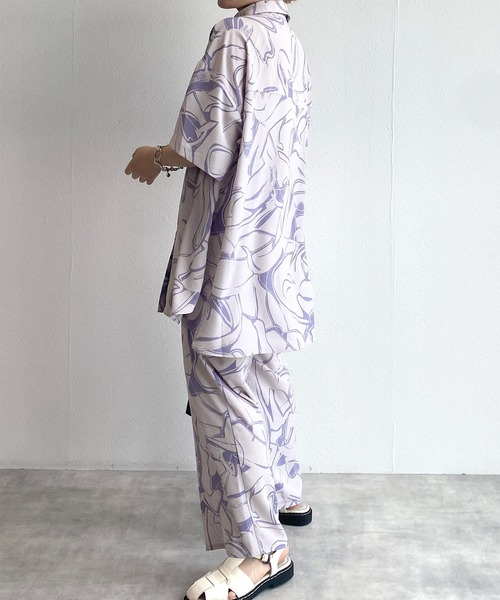 w closet(ダブルクローゼット)の「【セットアップ対応】プリント総柄ビッグシャツ(シャツ/ブラウス・レディース・ブラック/スモークピンク・FREE)」の14枚目の写真