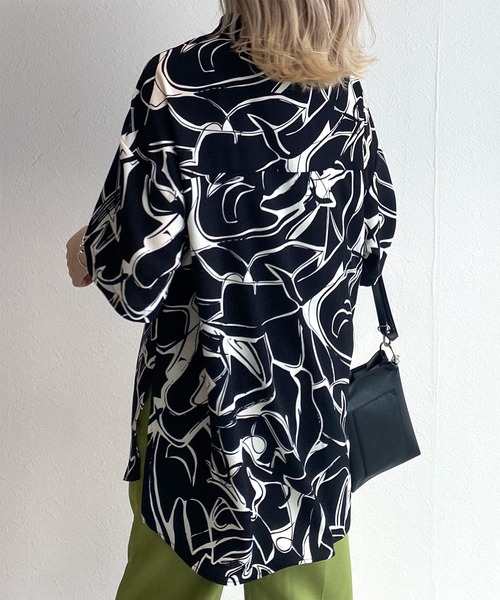 w closet(ダブルクローゼット)の「【セットアップ対応】プリント総柄ビッグシャツ(シャツ/ブラウス・レディース・ブラック/スモークピンク・FREE)」の16枚目の写真