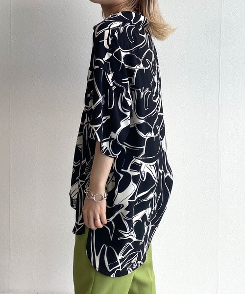 w closet(ダブルクローゼット)の「【セットアップ対応】プリント総柄ビッグシャツ(シャツ/ブラウス・レディース・ブラック/スモークピンク・FREE)」の21枚目の写真