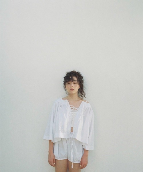 papier（パピエ）の「papier/パピエ/Carrie shirts（シャツ/ブラウス・レディース・グレー/ホワイト・FREE）」の4枚目の写真