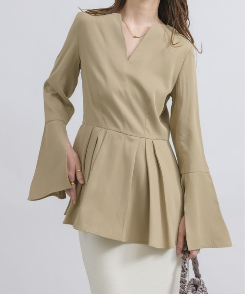 NEUNA（ヌナ）の「スリットアームフレアスリーブウエストタック/プリーツフリルぺプラムトップス（シャツ/ブラウス・レディース・ベージュ/アイボリー/ブラック/グレー・FREE）」の4枚目の写真