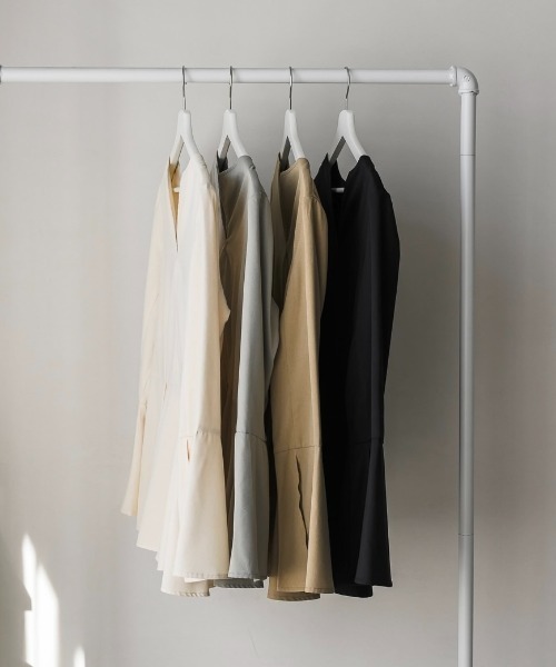 NEUNA（ヌナ）の「スリットアームフレアスリーブウエストタック/プリーツフリルぺプラムトップス（シャツ/ブラウス・レディース・ベージュ/アイボリー/ブラック/グレー・FREE）」の5枚目の写真