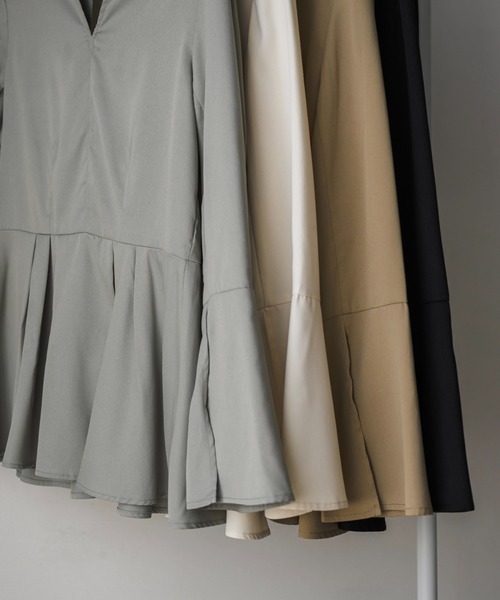 NEUNA（ヌナ）の「スリットアームフレアスリーブウエストタック/プリーツフリルぺプラムトップス（シャツ/ブラウス・レディース・ベージュ/アイボリー/ブラック/グレー・FREE）」の6枚目の写真