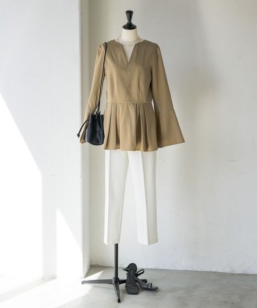 NEUNA（ヌナ）の「スリットアームフレアスリーブウエストタック/プリーツフリルぺプラムトップス（シャツ/ブラウス・レディース・ベージュ/アイボリー/ブラック/グレー・FREE）」の10枚目の写真