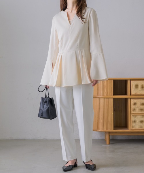 NEUNA（ヌナ）の「スリットアームフレアスリーブウエストタック/プリーツフリルぺプラムトップス（シャツ/ブラウス・レディース・ベージュ/アイボリー/ブラック/グレー・FREE）」の11枚目の写真