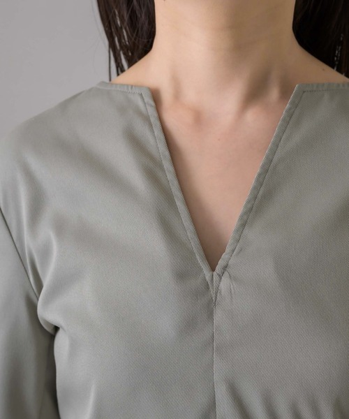 NEUNA（ヌナ）の「スリットアームフレアスリーブウエストタック/プリーツフリルぺプラムトップス（シャツ/ブラウス・レディース・ベージュ/アイボリー/ブラック/グレー・FREE）」の19枚目の写真