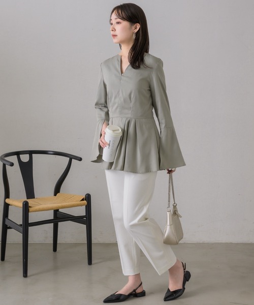 NEUNA（ヌナ）の「スリットアームフレアスリーブウエストタック/プリーツフリルぺプラムトップス（シャツ/ブラウス・レディース・ベージュ/アイボリー/ブラック/グレー・FREE）」の17枚目の写真