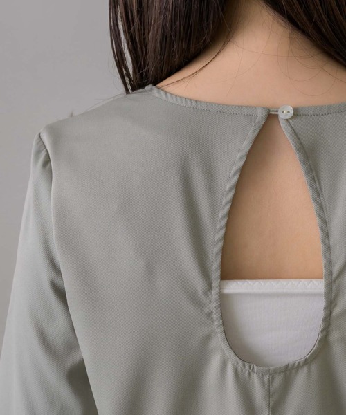 NEUNA（ヌナ）の「スリットアームフレアスリーブウエストタック/プリーツフリルぺプラムトップス（シャツ/ブラウス・レディース・ベージュ/アイボリー/ブラック/グレー・FREE）」の20枚目の写真
