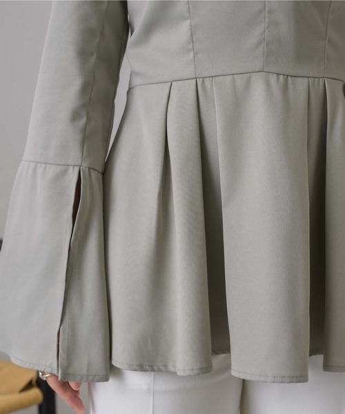 NEUNA（ヌナ）の「スリットアームフレアスリーブウエストタック/プリーツフリルぺプラムトップス（シャツ/ブラウス・レディース・ベージュ/アイボリー/ブラック/グレー・FREE）」の21枚目の写真