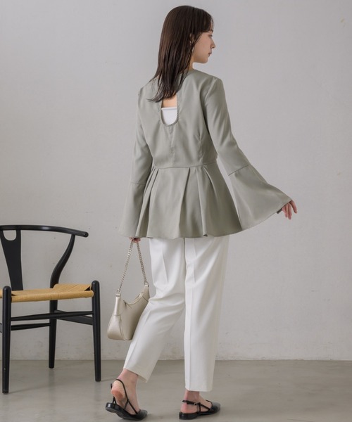 NEUNA（ヌナ）の「スリットアームフレアスリーブウエストタック/プリーツフリルぺプラムトップス（シャツ/ブラウス・レディース・ベージュ/アイボリー/ブラック/グレー・FREE）」の18枚目の写真