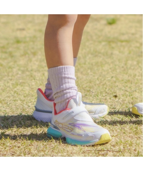 瞬足(シュンソク)の「瞬足/SYUNSOKU/キッズスニーカー/JJ-055(スニーカー・キッズ・ダークグリーン/ブルー/シルバー/サックスブルー/ホワイト系その他・23.0cm/23.5cm/19.0cm/17.5cm/19.5cm/21.0cm/24.5cm/16.5cm/16.0cm/17.0cm/18.0cm/24.0cm/22.0cm/20.5cm/22.5cm/18.5cm/21.5cm/25.0cm/20.0cm)」の2枚目の写真