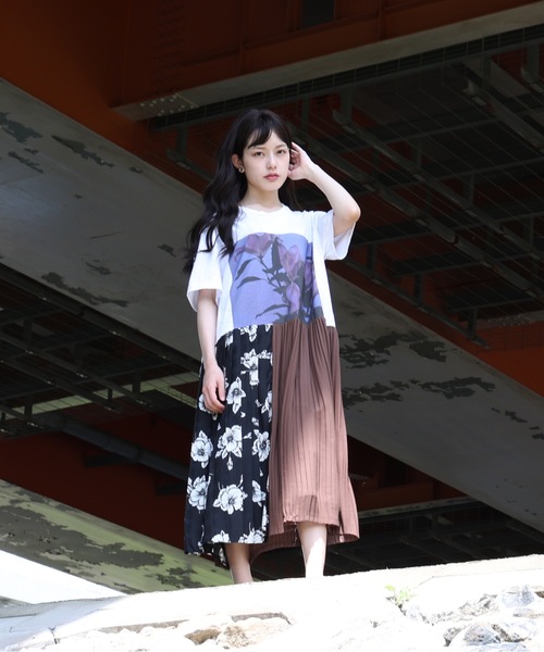 YEAH RIGHT!!(イェーライト)の「FLOWER PLEATS ONE PIECE(ワンピース・レディース・ホワイト系/グレー系・ONESIZE)」の1枚目の写真