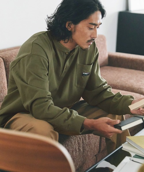 THE CRAFT CREW PRODUCTS(ザクラフトクループロダクツ)の「ヘビーウェイトファンクショナルファブリック ビッグシルエット ヘンリーネックポケット長袖Tシャツ / 抗菌・防臭【THE CRAFT CREW PRODUCTS】(Tシャツ/カットソー・メンズ・アッシュグレー/ホワイト/ダークネイビー/ブラック/グレイッシュベージュ/カーキ/ホワイト系/ブルー/チャコール/ブラウン/キャメル/ダークオリーブ/ダークブラウン/グレイッシュブルー・S/M/L)」の9枚目の写真