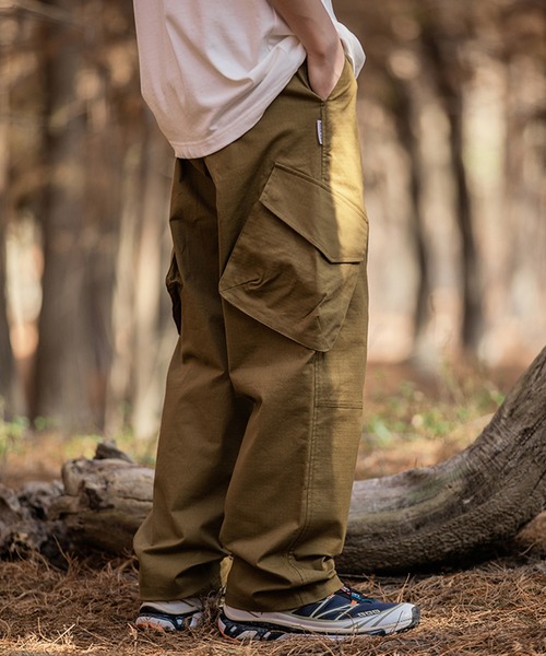 aimoha(アイモハ)の「aimoha outdoorワイドスラックスオーバーサイズベルトつきカーゴパンツ(カーゴパンツ・レディース・ベージュ/ブラック×ブルー・MEDIUM/LARGE/X-LARGE)」の8枚目の写真