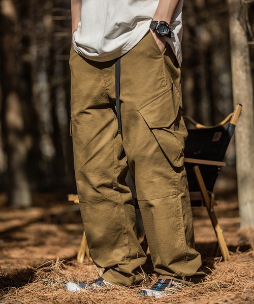 aimoha(アイモハ)の「aimoha outdoorワイドスラックスオーバーサイズベルトつきカーゴパンツ(カーゴパンツ・レディース・ベージュ/ブラック×ブルー・MEDIUM/LARGE/X-LARGE)」の4枚目の写真
