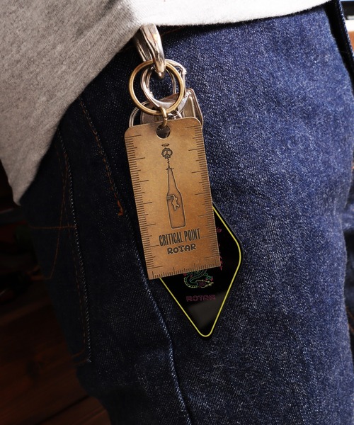ROTAR（ローター）の「Drunk ruler Keychain キーホルダー（キーホルダー・メンズ・アンティークゴールド・FREE）」の4枚目の写真