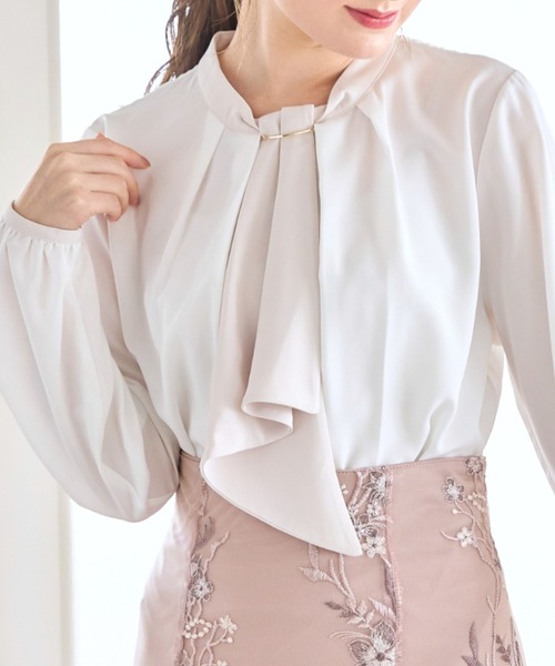 tocco closet（トッコ　クローゼット）の「バー付きラッフルボウタイ配色ブラウス（シャツ/ブラウス・レディース・ブラック/オフホワイト/ライトベージュ・M）」の2枚目の写真