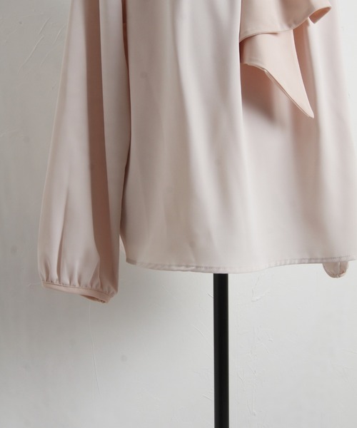 tocco closet（トッコ　クローゼット）の「バー付きラッフルボウタイ配色ブラウス（シャツ/ブラウス・レディース・ブラック/オフホワイト/ライトベージュ・M）」の6枚目の写真