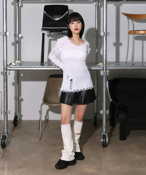FOLLOWIN(フォロウィン)の「ビンテージダメージブイネックニット(ニット/セーター・レディース・ベージュ/アイボリー/ブラック・FREE)」の6枚目の写真