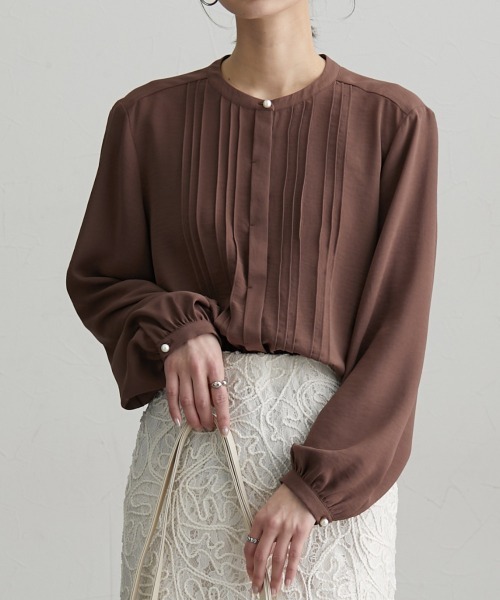 nissen(ニッセン)の「パール調ボタンプリーツブラウス(シャツ/ブラウス・レディース・オフホワイト/サックスブルー/ブラック/ダークグリーン/ブラウン/グレイッシュベージュ・LL/L/M)」の4枚目の写真