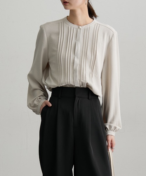 nissen(ニッセン)の「パール調ボタンプリーツブラウス(シャツ/ブラウス・レディース・オフホワイト/サックスブルー/ブラック/ダークグリーン/ブラウン/グレイッシュベージュ・LL/L/M)」の5枚目の写真