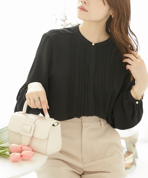 nissen(ニッセン)の「パール調ボタンプリーツブラウス(シャツ/ブラウス・レディース・オフホワイト/サックスブルー/ブラック/ダークグリーン/ブラウン/グレイッシュベージュ・LL/L/M)」の7枚目の写真