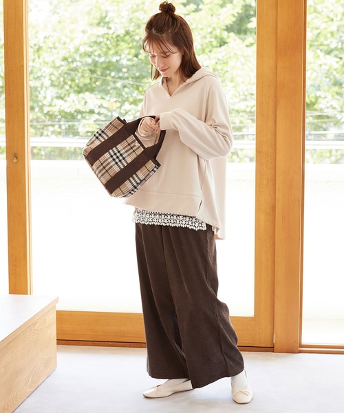 Viola e Viola(ヴィオラエヴィオラ)の「あったか綿裾見せレーストップス(Tシャツ/カットソー・レディース・ブラック/ライトグレー/ホワイト・L/LL/3L/M)」の5枚目の写真