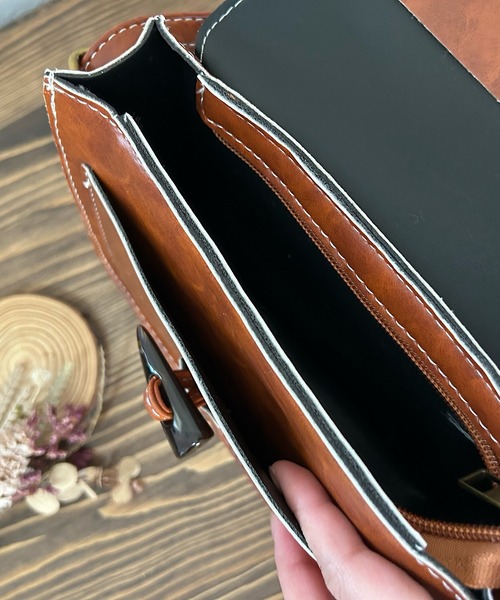 Cham.（チャム）の「トグルボタンレトロショルダーバッグ（ショルダーバッグ・レディース・ダークブラウン/ブラック/ライトブラウン/レッド・F）」の19枚目の写真