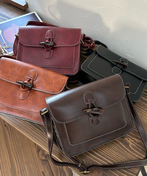Cham.（チャム）の「トグルボタンレトロショルダーバッグ（ショルダーバッグ・レディース・ダークブラウン/ブラック/ライトブラウン/レッド・F）」の8枚目の写真