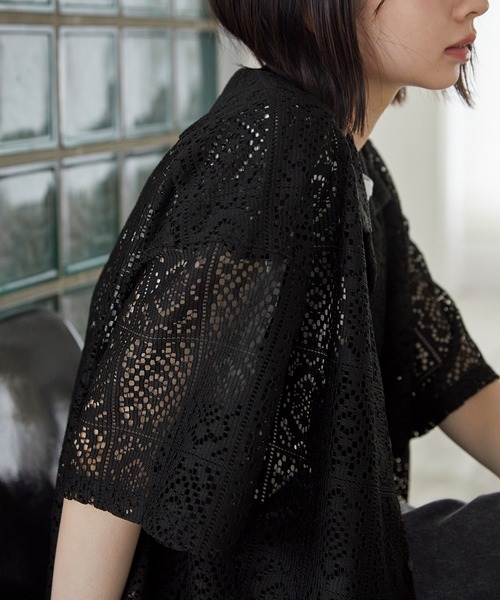 MONO-MART（モノマート）の「シアーレースジャガード ルーズシルエットオープンカラーシャツ（シャツ/ブラウス・レディース・アイボリー/ブルー/チャコール/ブラック/ブラウン/グレー・L/M）」の2枚目の写真