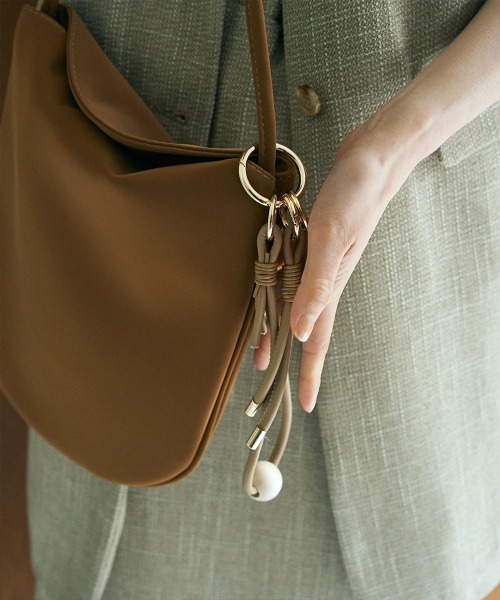 marjour（マージュール）の「WOOD BALL HAND STRAP（キーホルダー・レディース・ブラック/ベージュ・FREE）」の2枚目の写真