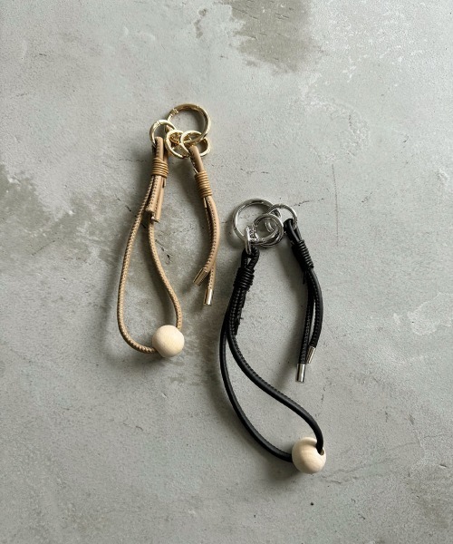 marjour（マージュール）の「WOOD BALL HAND STRAP（キーホルダー・レディース・ブラック/ベージュ・FREE）」の3枚目の写真