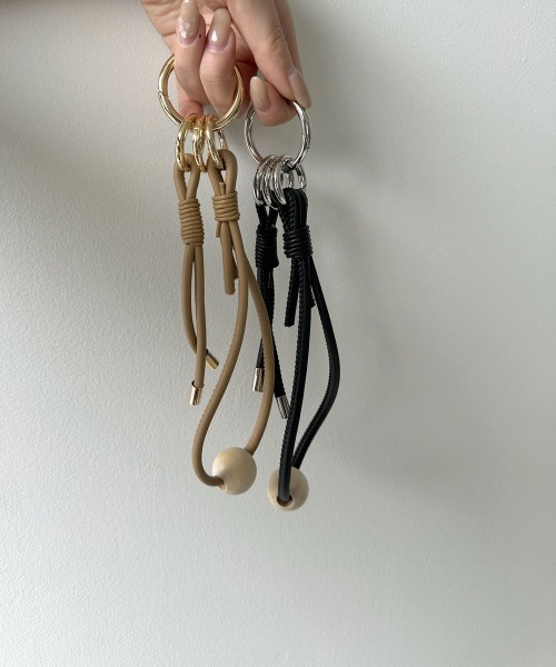 marjour（マージュール）の「WOOD BALL HAND STRAP（キーホルダー・レディース・ブラック/ベージュ・FREE）」の9枚目の写真