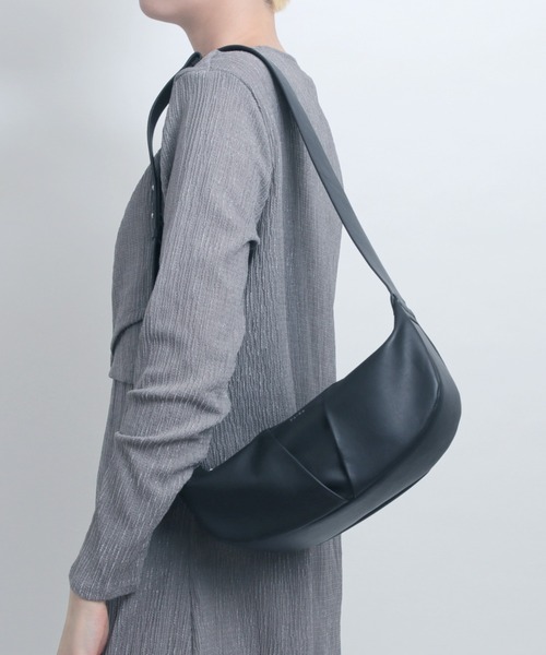 YArKA（ヤーカ）の「【YArKA/ヤーカ】real leather big tuck design body bag [tdht4] / リアルレザータックデザインボディバッグ（ボディバッグ/ウエストポーチ・メンズ・ブラック・FREE）」の7枚目の写真