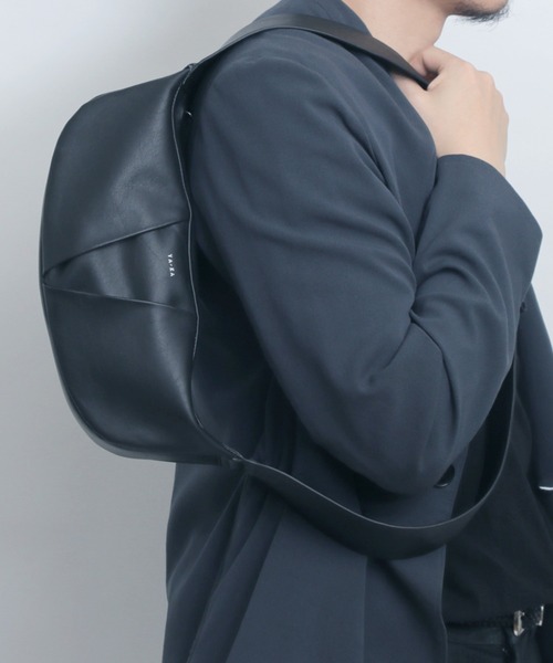 YArKA（ヤーカ）の「【YArKA/ヤーカ】real leather big tuck design body bag [tdht4] / リアルレザータックデザインボディバッグ（ボディバッグ/ウエストポーチ・メンズ・ブラック・FREE）」の6枚目の写真