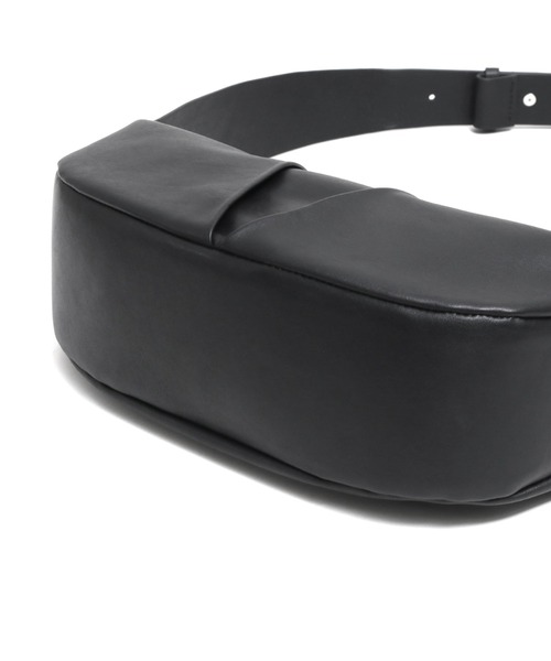 YArKA（ヤーカ）の「【YArKA/ヤーカ】real leather big tuck design body bag [tdht4] / リアルレザータックデザインボディバッグ（ボディバッグ/ウエストポーチ・メンズ・ブラック・FREE）」の3枚目の写真